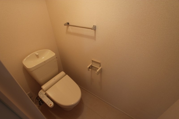 トイレ　温水シャワー付きトイレです