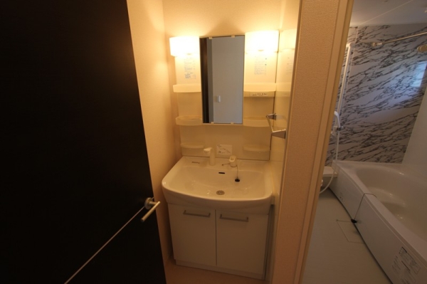 洗面設備　独立洗面台で朝の準備も快適です♪