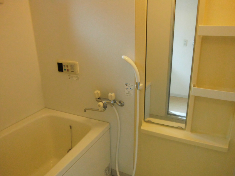 バス・シャワールーム　追い焚き・窓あり！