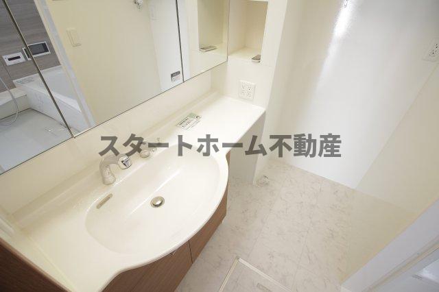 洗面設備　ゆったりとスペースのある洗面所