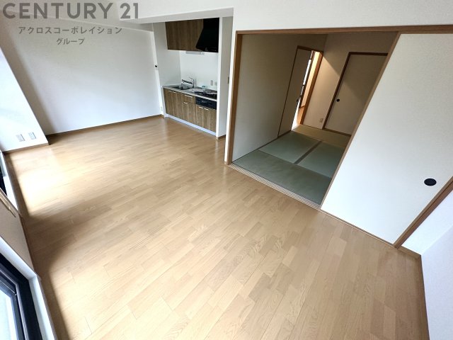 居室・リビング　床が明るい色合いで綺麗です♪