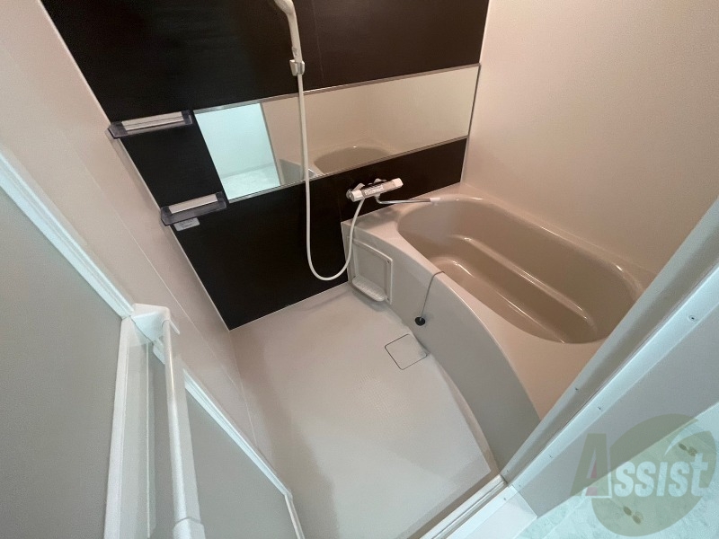 バス・シャワールーム　バスルームは狭すぎず、シャワーも浴びやすそうです。