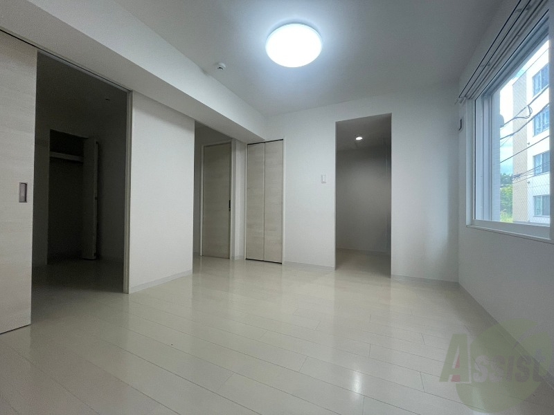 居室・リビング　白さが清潔感を出してくれます。お部屋も明るいですね。