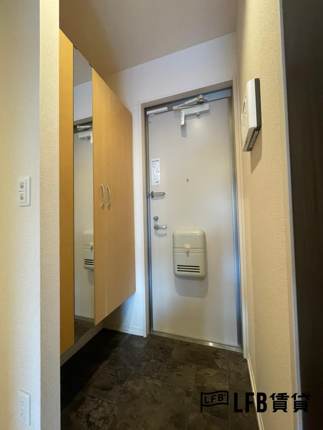 玄関　※同間取り、201号室の写真です。