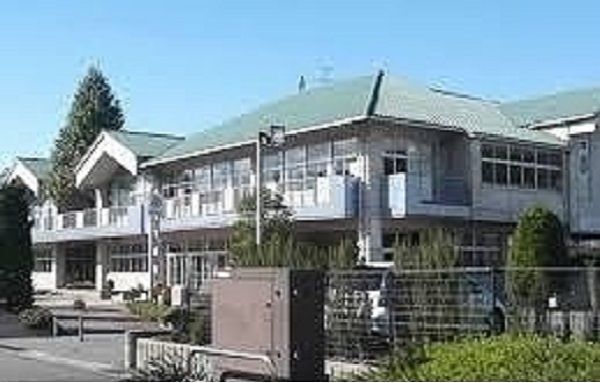 中学校　松江市立湖東中学校（中学校）まで400m