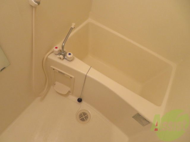 バス・シャワールーム　バスルームは狭すぎず、シャワーも浴びやすそうです。