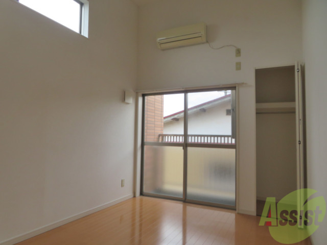 居室・リビング　リビングは、広々していて陽当たりもよさそうですね。