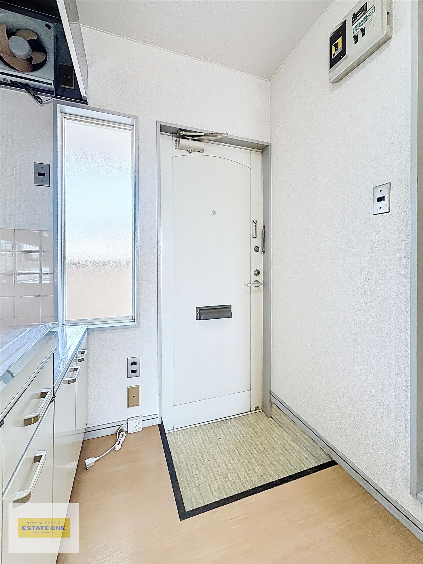 玄関　ドアポスト付きの玄関