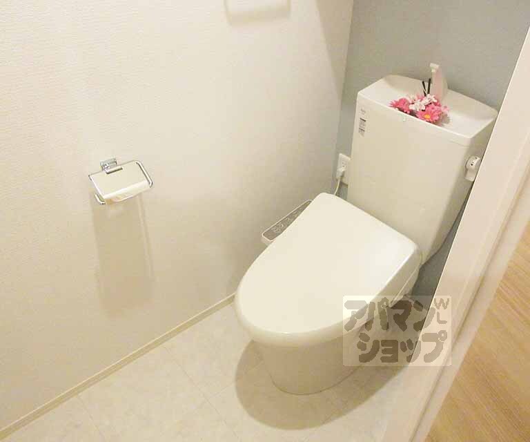 トイレ　嬉しいウォシュレット付きです。