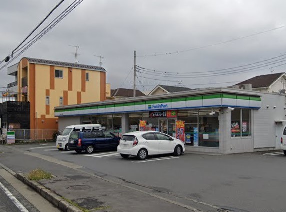 コンビニ　ファミリーマート（コンビニ）まで688m