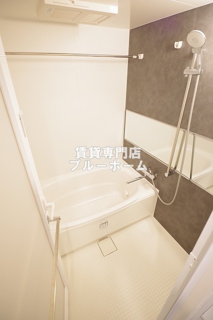 バス・シャワールーム　お風呂は浴室乾燥機付き！