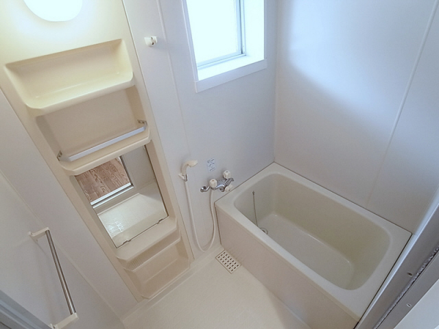 バス・シャワールーム　人気の高い窓付きバスルーム