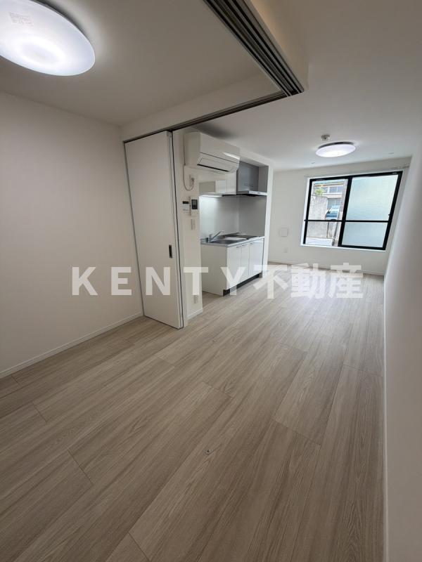 その他部屋・スペース　落ち着いた色調の寝室です