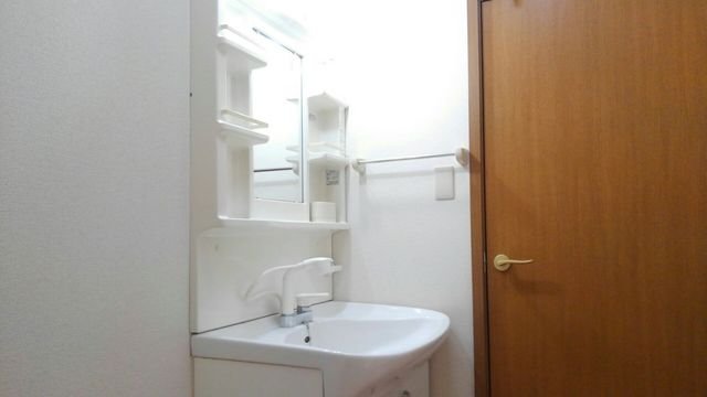 洗面設備　明るい洗面所です