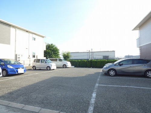 駐車場　駐車場があるので、車を買う予定の方も安心です