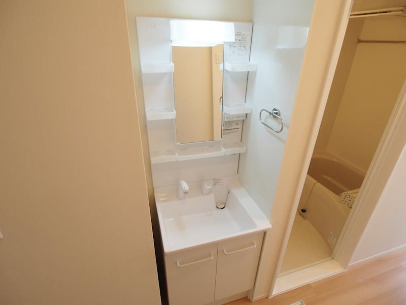 洗面設備　朝に便利な独立洗面台完備しています。