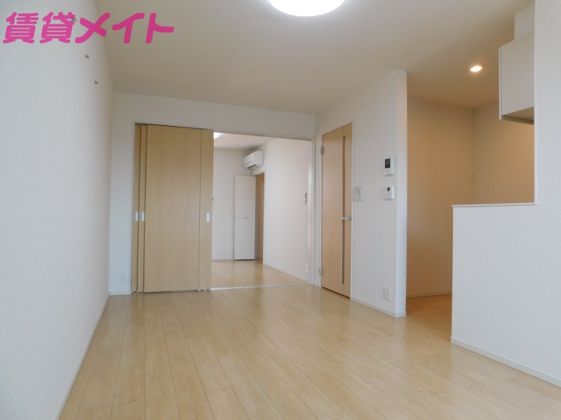 居室・リビング　同物件別室反転タイプ画像