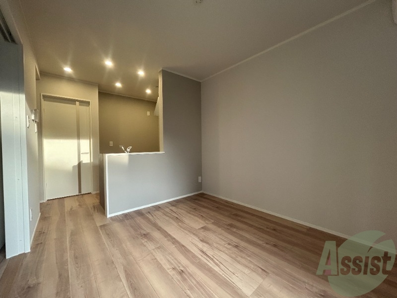 居室・リビング　８．５帖のＬＤＫです。広々としてきれいですね。