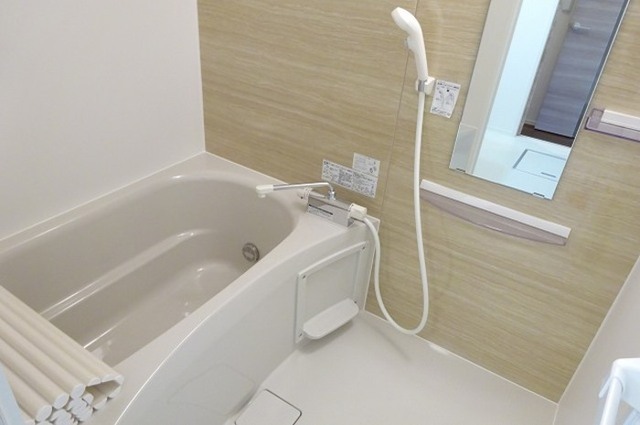 バス・シャワールーム　追い焚き給湯式浴室