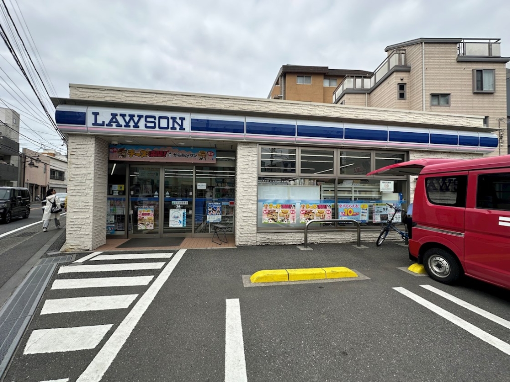 コンビニ　ローソン 逗子七丁目店（コンビニ）まで906m