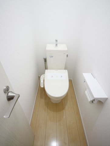 トイレ　嬉しいウォシュレット付き