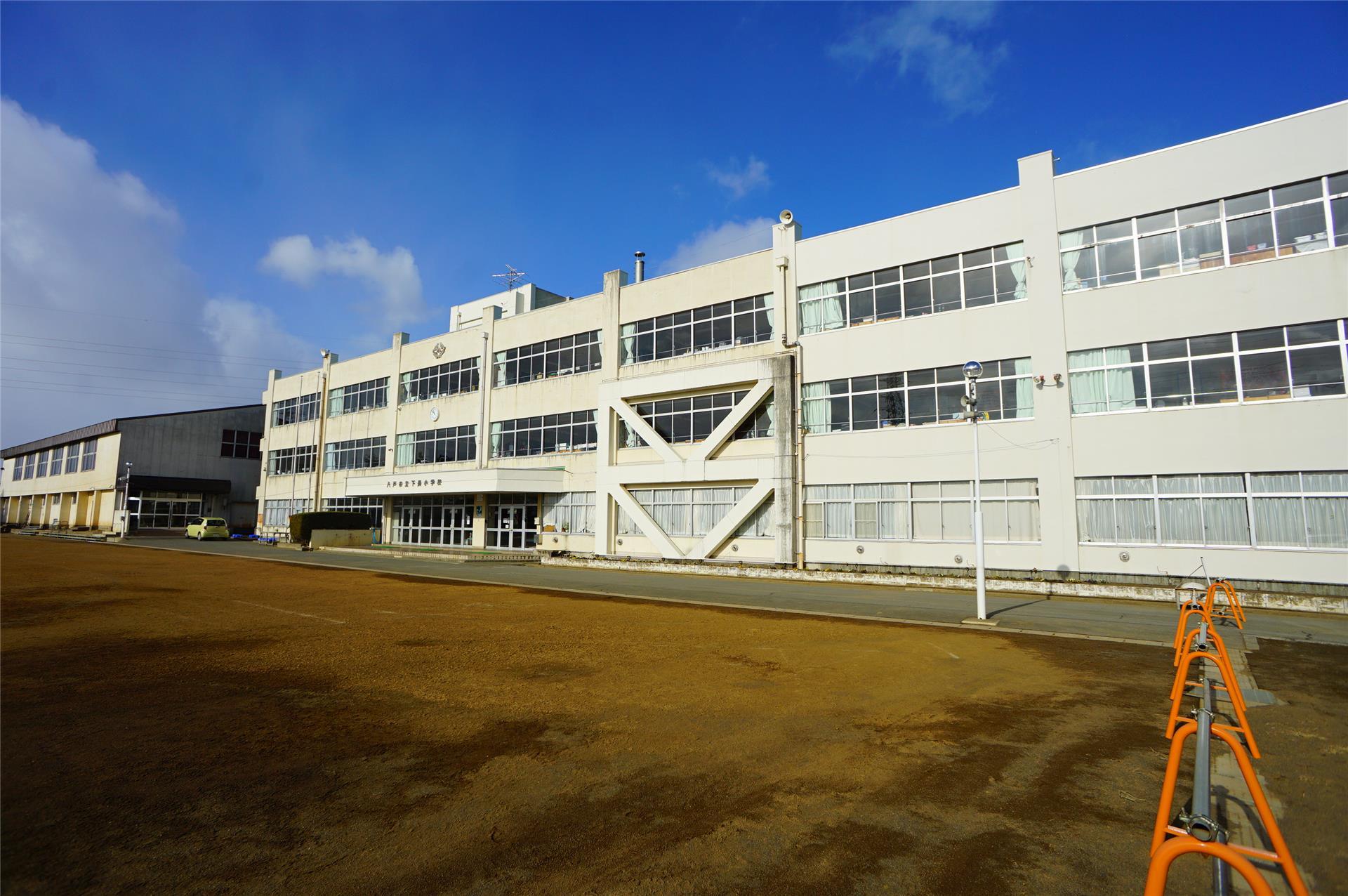 小学校　八戸市立下長小学校（小学校）まで595m