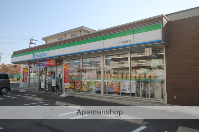 コンビニ　ファミリーマート（コンビニ）まで560m