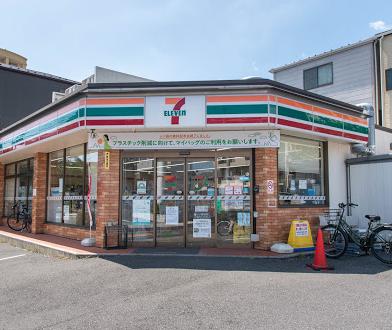 コンビニ　セブンイレブン 足立綾瀬1丁目店（コンビニ）まで517m