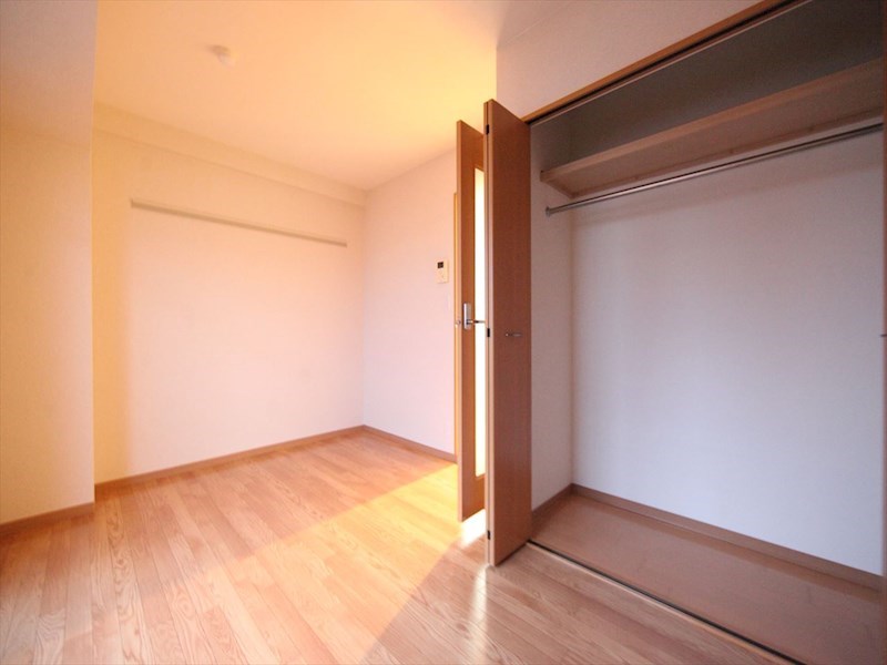 居室・リビング　洋室6.4帖　クローゼット付（収納充実してます）