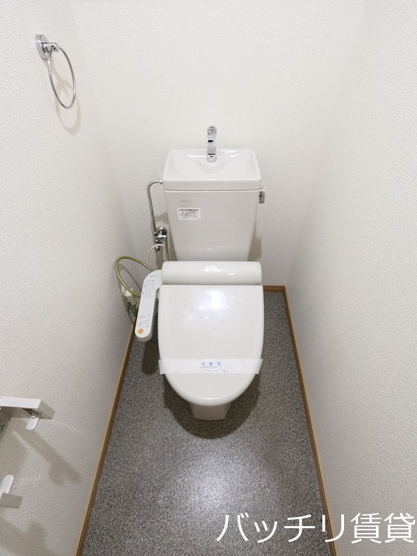 トイレ　別号室タイプの為、現状を優先致します。