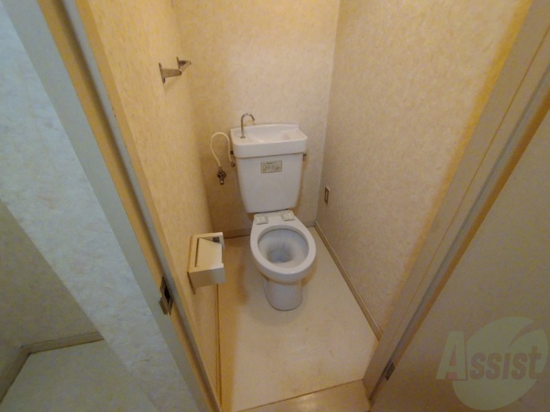 トイレ　トイレです。タオル掛けもついて便利ですね。