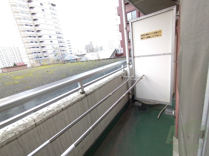 バルコニー　大きな窓がありますので風通しが良さそう。