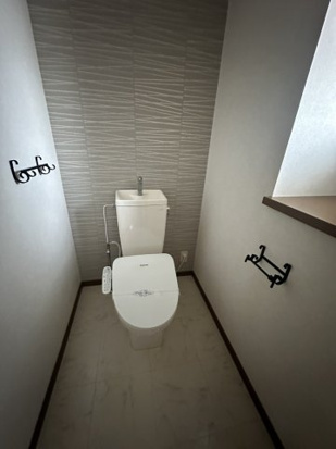 トイレ　嬉しい温水洗浄便座付きです♪