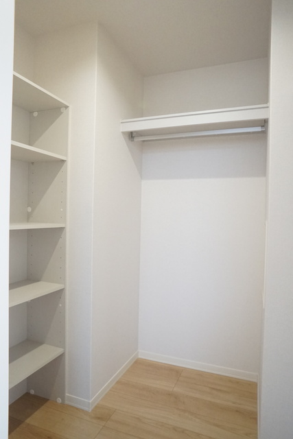 収納　ウォークインクローゼット収納！室内を広くご活用いただけます。