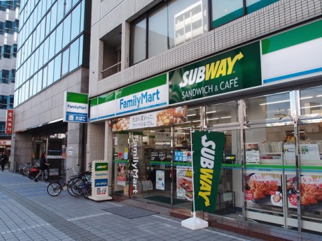 コンビニ　ファミリーマート（コンビニ）まで614m