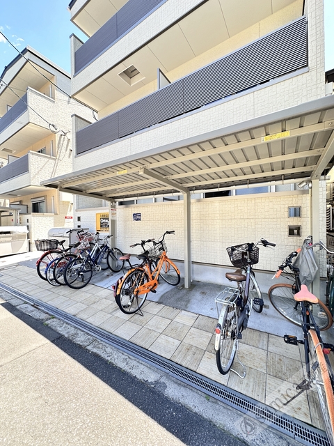 その他共有部分　屋根付き駐輪場。大事な自転車も雨でも安心♪