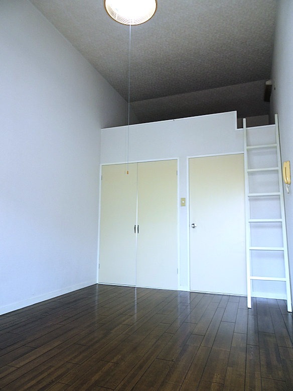 居室・リビング　６帖のフローリングは白を基調をしてお洒落な空間♪