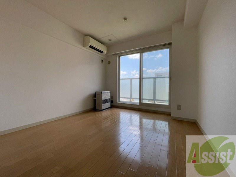 居室・リビング　こちらは６．５帖の洋室です。落ち着きのあるお部屋です。