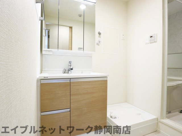 洗面設備　ゆったりとスペースのある洗面所