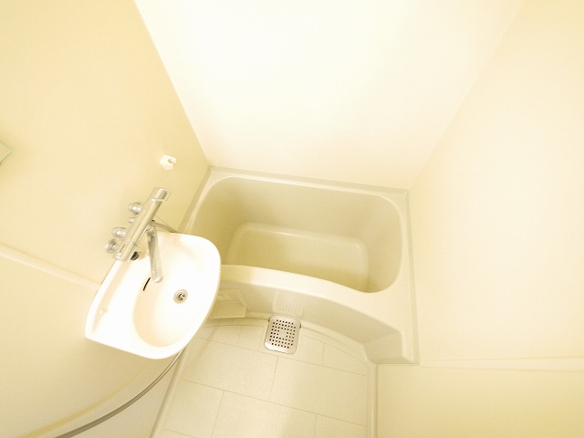 バス・シャワールーム　落ち着いた空間のお風呂です