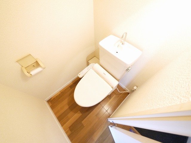 トイレ　落ち着いた色調のトイレです