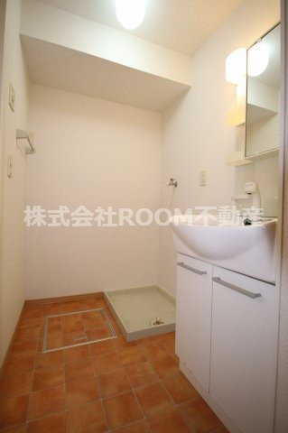 洗面設備　明るい洗面所です