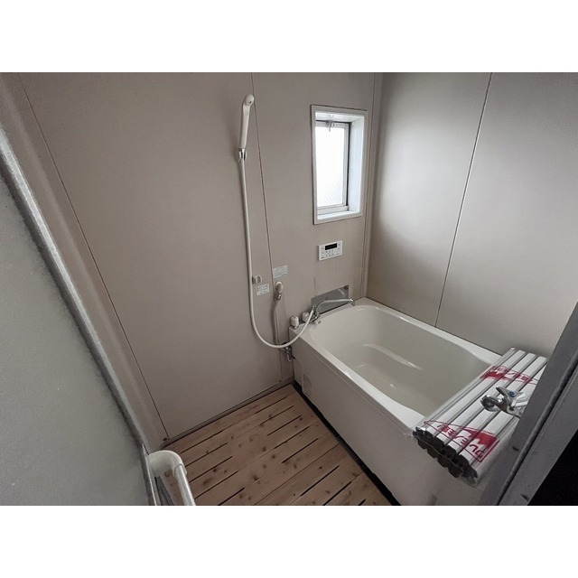 バス・シャワールーム　換気しやすい窓付き浴室