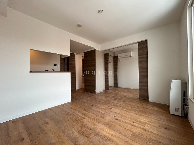 居室・リビング　リビングへの見通しが良い対面式のキッチンを採用しています。