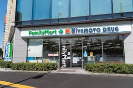 コンビニ　ファミリーマート ミヤモトドラッグ御成門店（コンビニ）まで129m