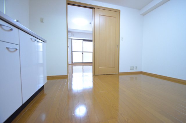 その他部屋・スペース　キッチン側から見ても日光の入り具合が絶妙に良いバランス！