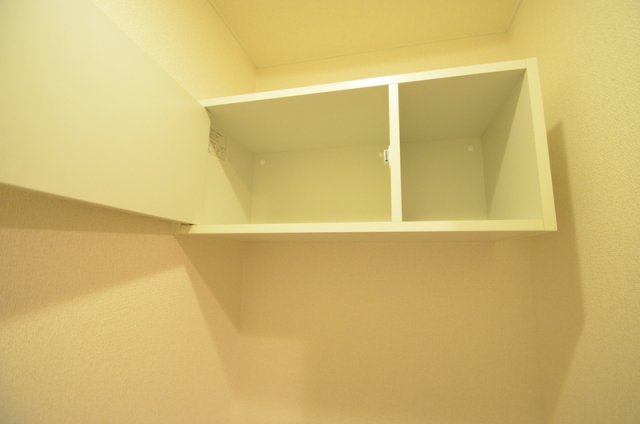 収納　トイレの上の部分にも収納ボックスがあるのでトイレのアイテムは