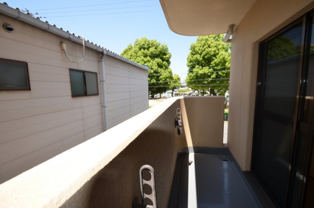 バルコニー　バルコニーからは公園が見えるので、のんびりしたいときにはバル