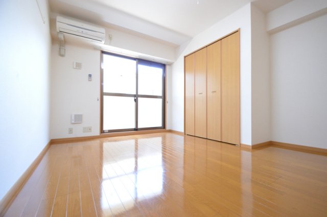 居室・リビング　窓から差し込む日差しが気持ち良いので、室内日光浴も可能かも！