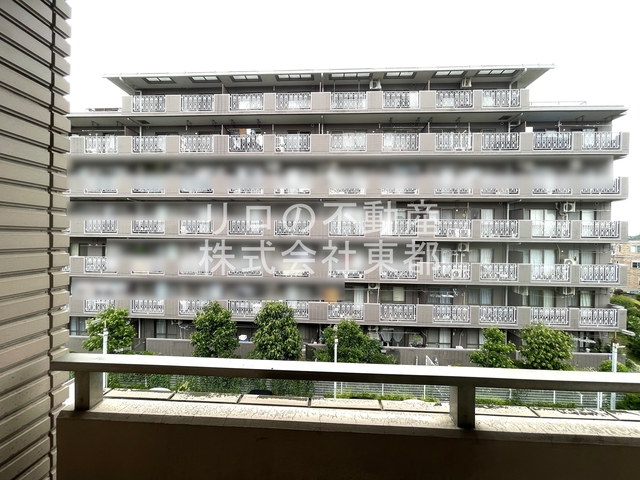眺望　バルコニーからの景色です！圧迫感がないので暮らしやすい♪